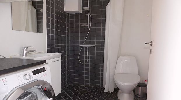 Hjørnelejlighed i 2 plan roligt beliggende i ejendom med svalegang, der kan benyttes som en mindre altan samt P-plads - tæt ved svømmehal, Netto, gode busforbindelser og S-tog - Photo 1