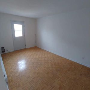 Pointe St-Charles- Nice 5 1/2 Available - Photo 2