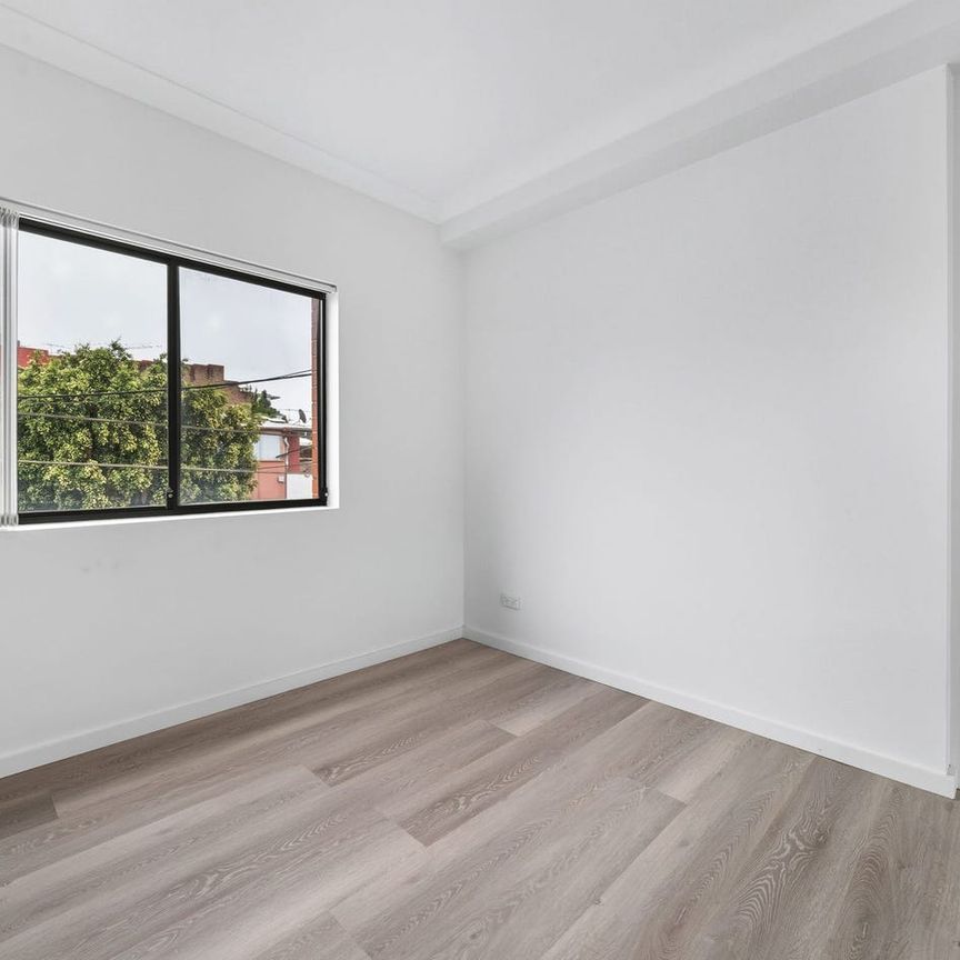 Spacious two-bedroom apartment in the heart of Dulwich Hill - Photo 1