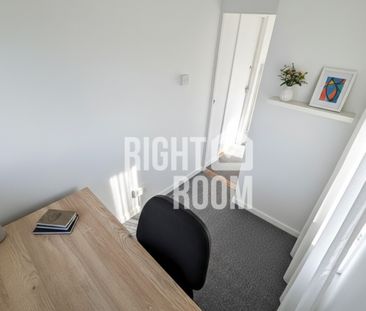 5 Bed Semi-Detached House, St. Andrews Road, SO14 - Photo 3