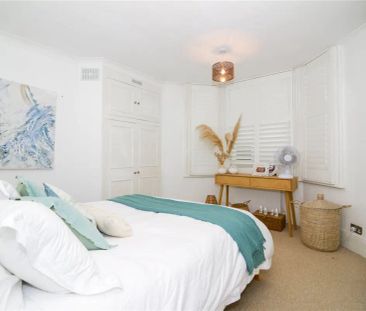 2 bedroom flat in Richmond Hill - Photo 2