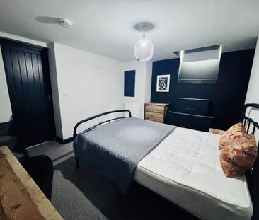 Cross Henley Road, Bramley, Leeds - Photo 4