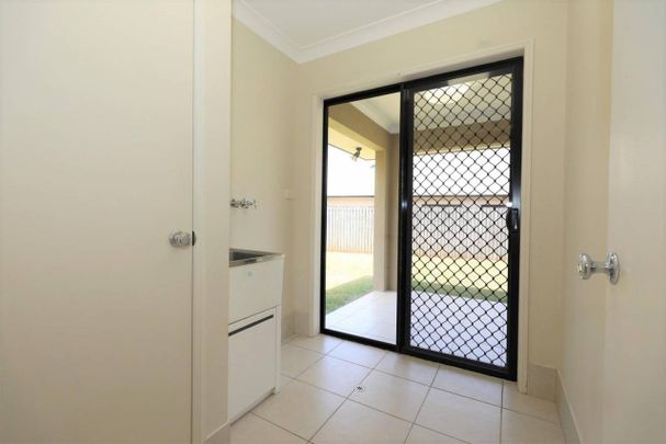 Quality Home - Fully Airconditioned - Tiled Garage - Access to Backyard - Photo 1