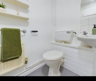 1 bedroom in a house share to rent - Photo 3