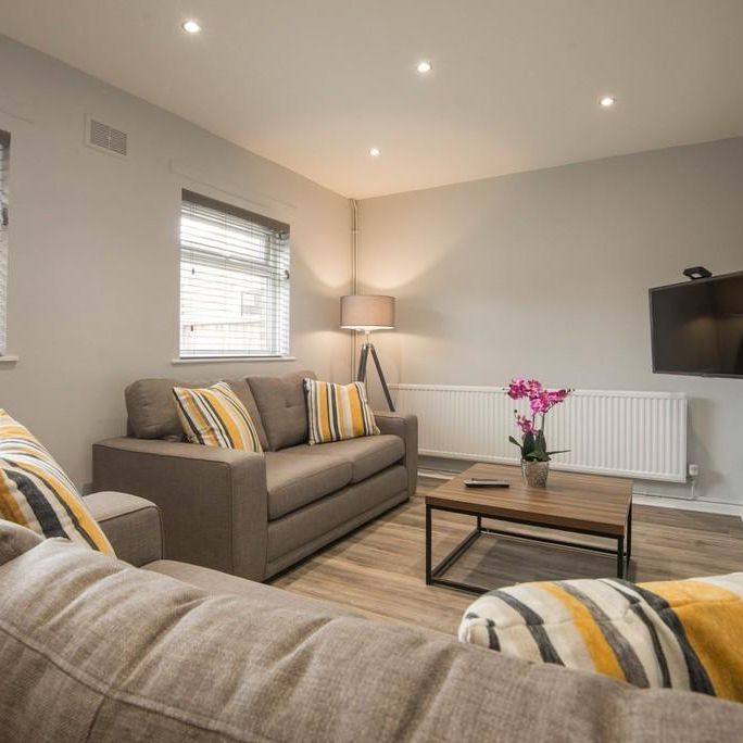 4 bedroom semi-detached house to rent - Photo 1