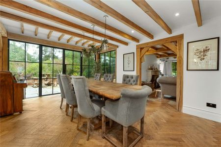 A stunning five bedroom detached character family home in Bagshot - Short Term - Photo 5