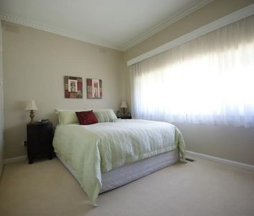 Family Living in Burwood - Photo 2