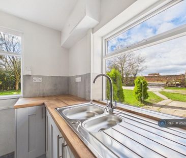 2 bedroom semi-detached house to rent - Photo 2