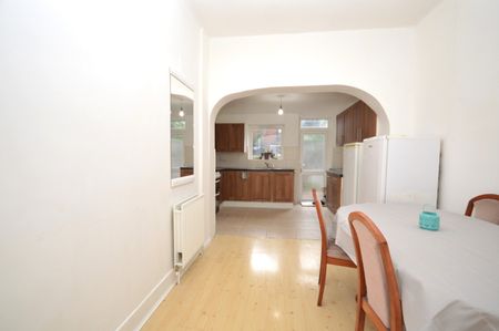 5 Bed Terraced House, Byron Avenue, E12 - Photo 4