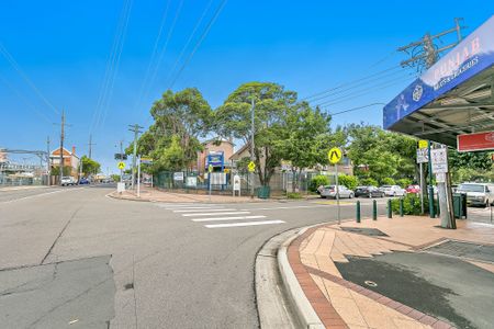 Perfectly positioned apartment within walking distance to shopping village and train station - Photo 5