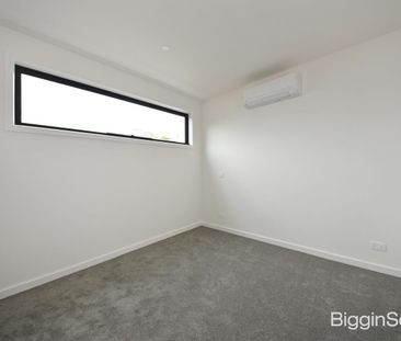 Stylish 3-Bedroom Townhouse with Space & Convenience - Photo 3
