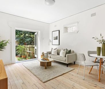 Unique Art Deco home exclusive level garden - Photo 2