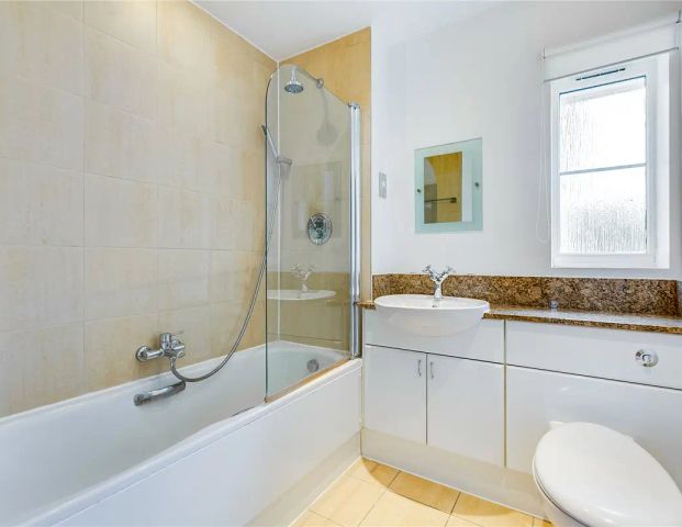 1 bedroom flat in Surrey - Photo 1