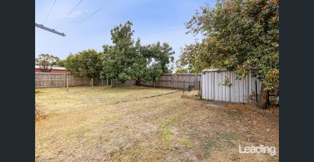 Central Mitchells Lane - Large Rear Yard! - Photo 2
