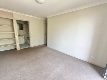 Cosy Unit in Convenient Location&excl; - Photo 2