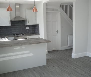 4 bedroom semi-detached house to rent - Photo 6