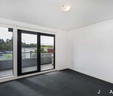 MODERN TOWNHOUSE IN IDEAL LOCATION - Photo 1