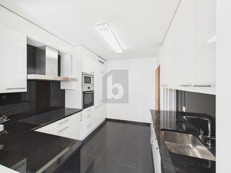 BRIGHT AND SPACIOUS WITH LOTS OF ROOM TO LIVE - Photo 5