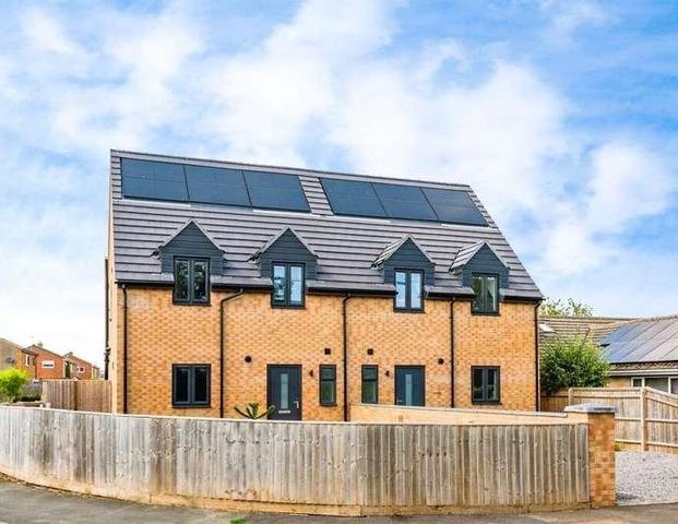 Milestone Road, Carterton, OX18 - Photo 1