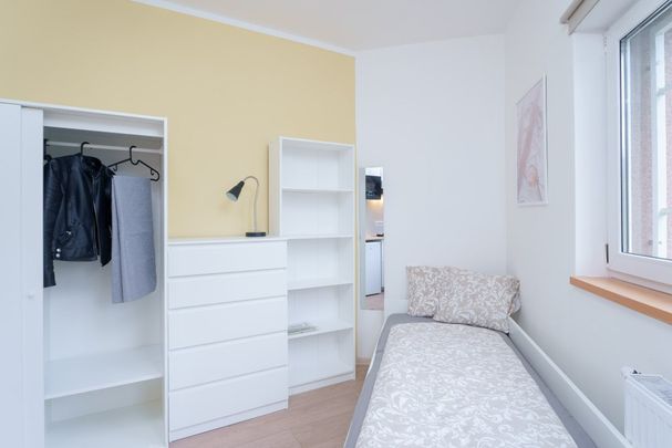 K pronájmu zařízený pokoj s privátní kuchyní, sdílenou koupelnou v Praze 4 u metra Kačerov - Photo 1