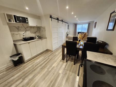 Magnifique logement d' une chambre complètement rénovée et meublée - Tout Inclus. - Photo 3