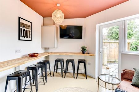 1 bedroom in a house share to rent - Photo 2