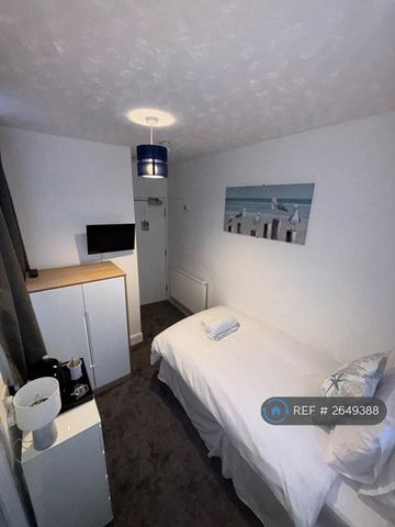 1 bedroom in a house share to rent - Photo 2