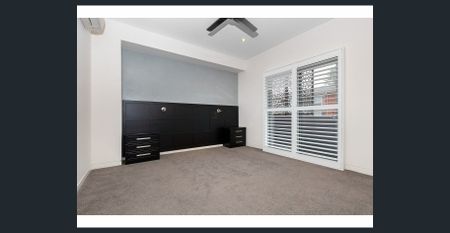 PERFECTLY POSITIONED CONTEMPORARY DUAL LIVING RESIDENCE - Photo 2