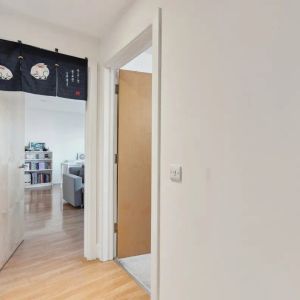 2 bedroom flat in Clapham - Photo 2