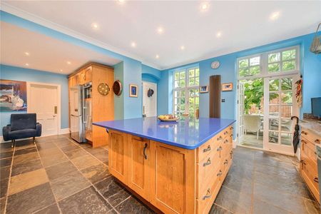 A substantial detached Edwardian property with beautiful South facing gardens in a fantastic location. - Photo 5