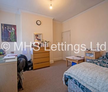 4 Bedroom Mid Terraced House for rent in Manor Drive - Photo 5