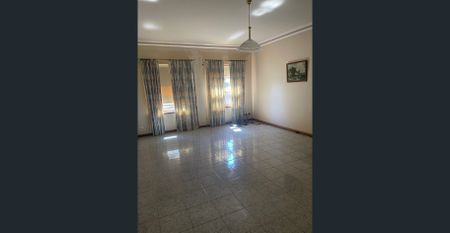 Large family home on enormous allotment of 5,300m2 - Photo 3