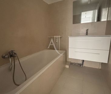 Location Appartement 4 pièces 68m² NICE 06100 - Photo 2