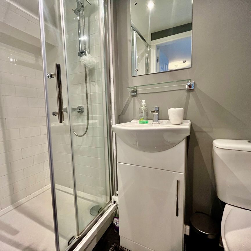 Waterloo Lane, Leeds - Photo 1