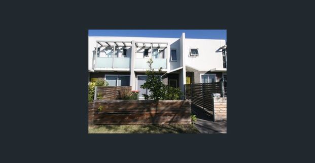 Modern three bedroom townhouse - Photo 1