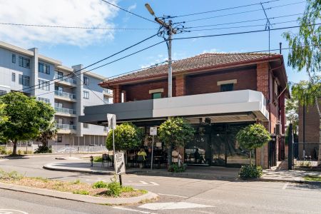 Charming and Completely Renovated Townhouse in a Sought-After Location - Photo 4