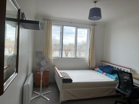 2 Bed Flat, Hanworth Road, TW3 - Photo 3
