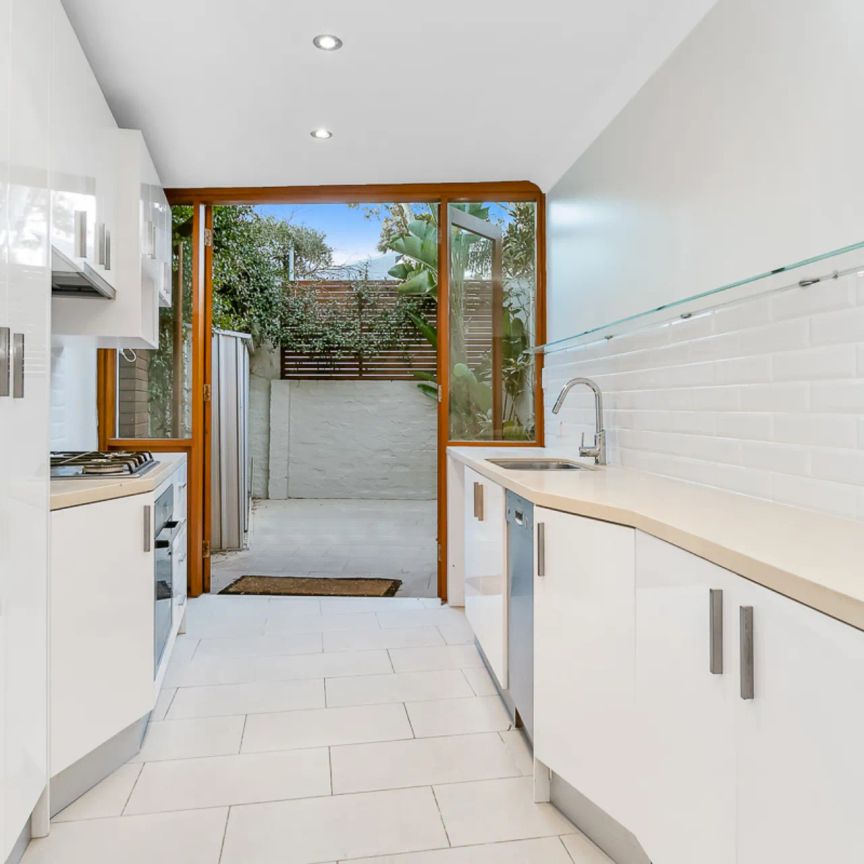 Charming Corner Terrace with North-Facing Courtyard – 8-Month Lease - Photo 1