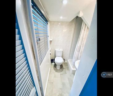 1 bedroom in a flat share to rent - Photo 4