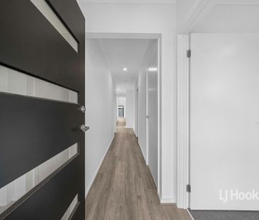 18 Yucamane Drive, Truganina VIC, Belconnen - Photo 2