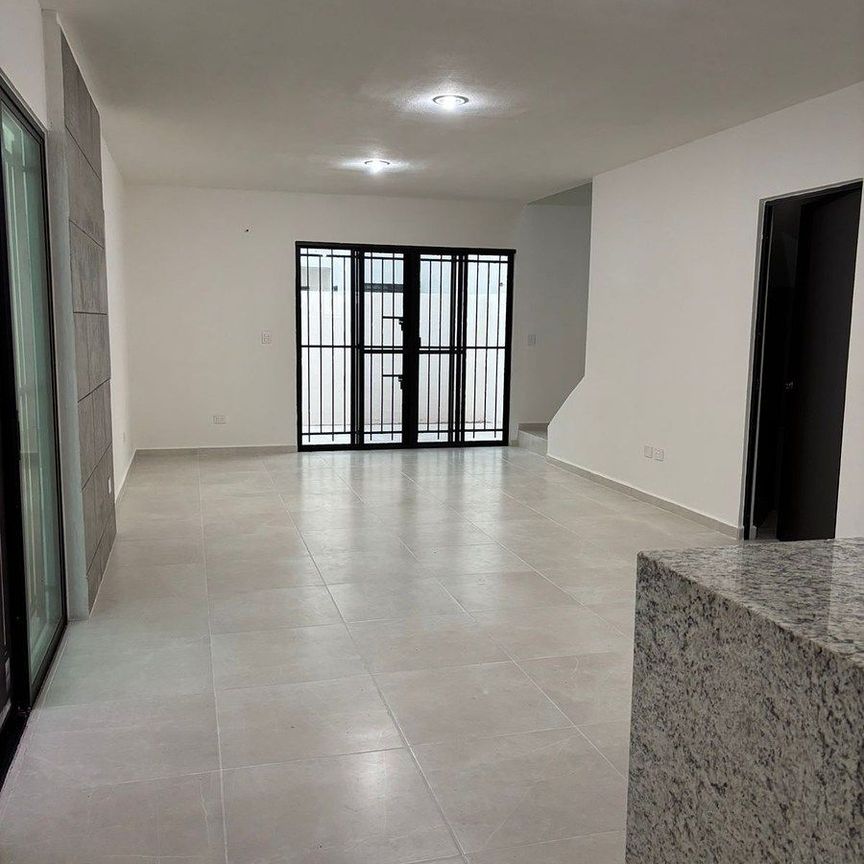 Casa de 2 pisos en renta en Las Américas - Photo 1