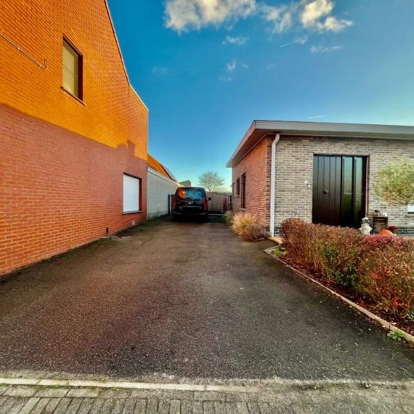 BUNGALOW MET TWEE SLAAPKAMERS - TUIN EN TWEE GARAGES - Photo 1