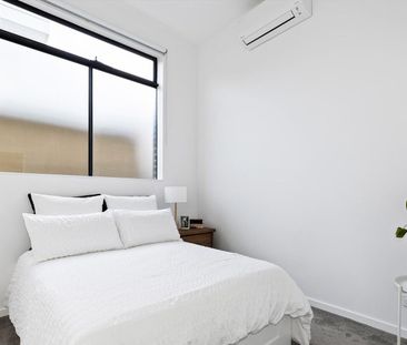 3 Bedroom Townhouse with Own Street Front and solar power - Photo 4