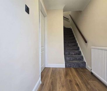 Rainer Close, EN8 - Photo 5