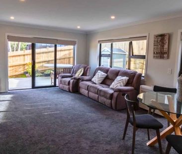 High-End Family Home in Beautiful Whitby - Photo 2