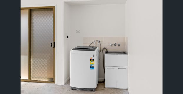 4-Bed, 2-Bath Family Home with Direct Park Access Within the Stretton State College Catchment - Photo 1