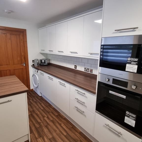 4 bedroom end of terrace house to rent - Photo 1