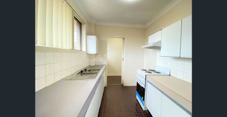 SPACIOUS TWO-BEDROOM APARTMENT IN PRIME WESTMEAD LOCATION - Photo 3