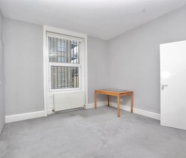 3 bedroom flat to rent - Photo 3