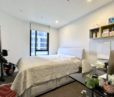 Stylish Two-Bedroom Apartment with Dual Parking & Golf Course Views - Photo 6